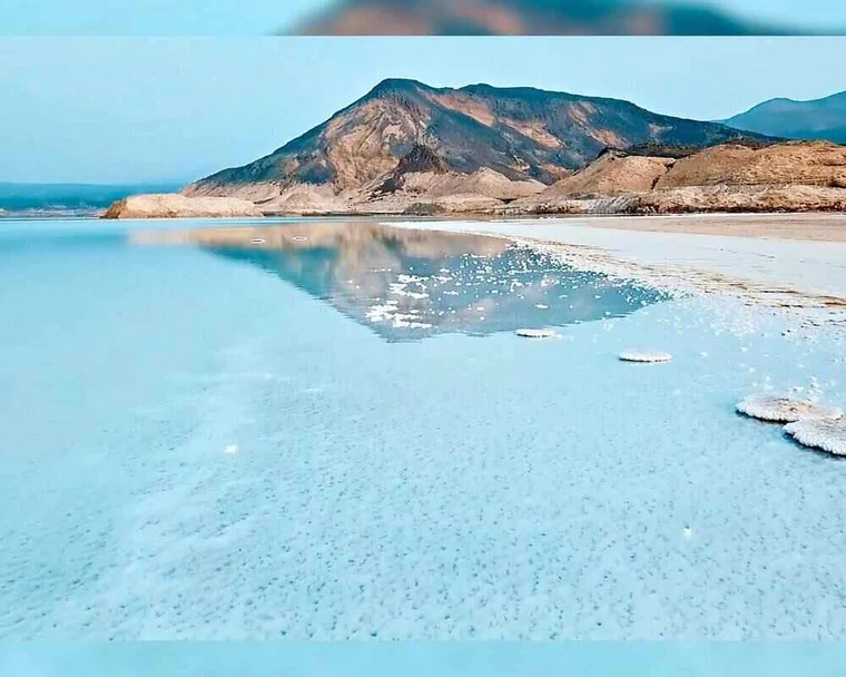 Banquise de sel et eau turquoise du lac Assal, point le plus bas d’Afrique.